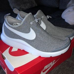 NEVER WORN NIKE SIZE 12